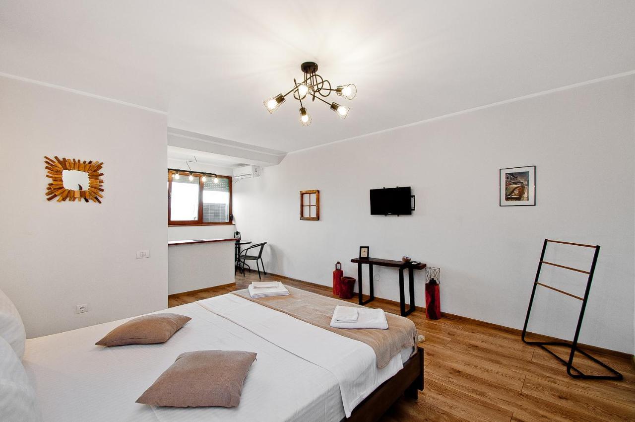 Wood&Steel Apartment Galati  Bagian luar foto